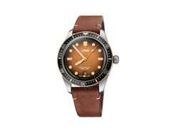 Oris Divers Sixty-Five Automatik Edelstahl 40mm braunes Zifferblatt braunes Lederband – Herrenuhren Uhr mit Datum aus Bronze und Edelstahl. Das Gehäuse ist rund und silber-roségold. Das Lederarmband ist braun. Das Zifferblatt ist ein Index in braun.