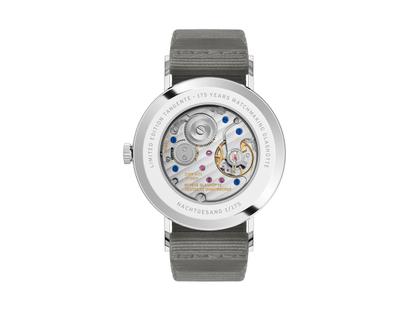 Nomos Glashütte Tangente 38 Datum "175 Years Watchmaking - Nachtgesang" Handaufzug Edelstahl blaues Zifferblatt graues Textilband Glasboden – Herrenuhren Uhr mit Datum aus Edelstahl. Das Gehäuse ist rund und silber. Das Textilarmband ist grau. Das Zifferblatt ist arabisch Index und blau. – Ansicht 2