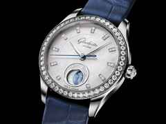 Glashütte Original Lady Serenade Luna Automatik Edelstahl 32,5mm weißes Perlmutt-Zifferblatt blaues Lederband – Damenuhren Uhr ohne Datum aus Edelstahl und Leder. Das Gehäuse ist rund und silber. Das Lederarmband Kroko / Alligator ist blau. Das Zifferblatt ist ein Index in weiß. – Ansicht 2