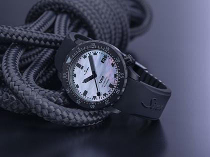 Sinn Spezialuhren U50 S Taucheruhr Automatik U‑Boot‑Stahl 41mm Perlmuttzifferblatt rotes Silikonband – Herrenuhren Uhr mit Datum aus Edelstahl und PVD beschichtet. Das Gehäuse ist rund und schwarz. Das Kautschuk / Kunststoff / Silikon Armband ist rot. Das Zifferblatt ist ein Index in schwarz. – Ansicht 2