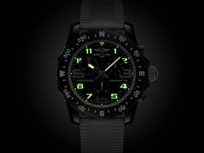 Breitling Endurance Pro 44 Chronograph Quarz Breitlight schwarzes Zifferblatt weißes Kautschukband – Herrenuhren Chronograph aus Kautschuk und Sonstiges. Das Gehäuse ist rund und schwarz. Das Kautschuk / Kunststoff / Silikon Armband ist weiß. Das Zifferblatt ist arabisch Index und schwarz. – Ansicht 5