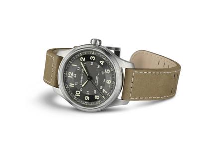 Hamilton Khaki Field Titanium Auto Titan 42mm graues Zifferblatt braunes Lederband – Herrenuhren Uhr ohne Datum aus Titan. Das Gehäuse ist rund und silber. Das Lederarmband ist braun. Das Zifferblatt ist arabisch Index und schwarz. – Ansicht 3