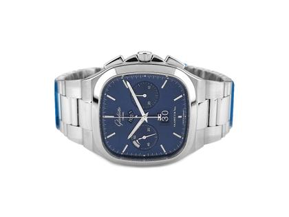 Glashütte Original Seventies Chronograph Panoramadatum Automatik Edelstahl 40mm blau Metallband 1-37-02-08-02-70 Full Set Occasion Neu – Herrenuhren Chronograph aus Edelstahl. Das Gehäuse ist quadratisch und silber. Das Edelstahlarmband ist silber. Das Zifferblatt ist ein Index in blau.
