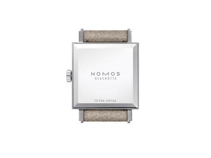 Nomos Glashütte Tetra 27 Champagner Handaufzug Edelstahl 27mm beiges Zifferblatt braunes Lederband – Damenuhren Uhr ohne Datum aus Edelstahl. Das Gehäuse ist quadratisch und silber. Das Lederarmband ist beige. Das Zifferblatt ist arabisch Index und beige. – Ansicht 4