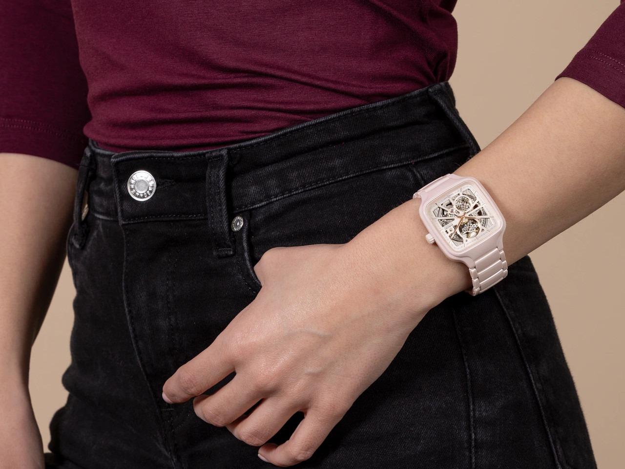 Rado True Square Open Heart Automatik Keramik 38mm rosa Zifferblatt rosa Keramikband – Herrenuhren Uhr ohne Datum aus Keramik, rhodiniert und Titan. Das Gehäuse ist quadratisch und rosa. Das Keramikarmband ist rosa. Das Zifferblatt ist skelettiert und rosa. – Ansicht 7