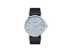 Nomos Glashütte Ahoi neomatik 38 Datum Sky Automatik Edelstahl himmelblaues Zifferblatt dunkelblaues Textilband Glasboden – Herrenuhren Uhr mit Datum aus Edelstahl. Das Gehäuse ist rund und silber. Das Textilarmband ist blau. Das Zifferblatt ist arabisch Index und blau.