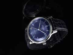 Glashütte Original Sixties Automatik Edelstahl 39mm blaues Zifferblatt blaues Lederband – Herrenuhren Uhr ohne Datum aus Edelstahl. Das Gehäuse ist rund und silber. Das Lederarmband Kroko / Alligator ist blau. Das Zifferblatt ist arabisch Index und blau. – Ansicht 3