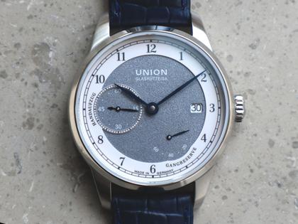 Union Glashütte 1893 Johannes Dürrstein Edition Gangreserve Handaufzug Edelstahl 41mm graues Zifferblatt blaues Lederband – Herrenuhren Uhr mit Datum aus Edelstahl und Leder. Das Gehäuse ist rund und silber. Das Lederarmband ist blau. Das Zifferblatt ist arabisch und grau. – Ansicht 2