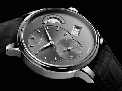 Glashütte Original PanoMaticLunar Automatik Edelstahl 40mm graues Zifferblatt graues Lederband – Herrenuhren Uhr mit Datum aus Edelstahl. Das Gehäuse ist rund und silber. Das Lederarmband Kroko / Alligator ist anthrazit. Das Zifferblatt ist ein Index in grau. – Ansicht 3