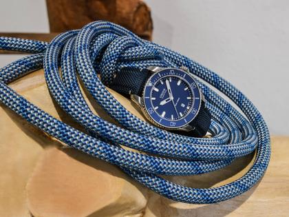 Union Glashütte Belisar  Datum Sport Automatik Edelstahl 45mm blaues Zifferblatt Metallband – Herrenuhren Uhr mit Datum aus Edelstahl. Das Gehäuse ist rund und silber. Das Edelstahlarmband ist silber. Das Zifferblatt ist ein Index in blau. – Ansicht 5