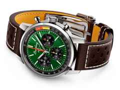 Breitling Top Time B01 Ford Mustang Automatik Edelstahl 41mm grünes Zifferblatt braunes Lederband – Herrenuhren Chronograph aus Edelstahl. Das Gehäuse ist rund und silber. Das Lederarmband ist braun. Das Zifferblatt ist ein Index in grün. – Ansicht 3