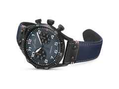 Junghans Meister Pilot Chronoscope Navy Blue Automatik Edelstahl PVD-Schwarz 43mm blaues Zifferblatt blaues Lederband – Herrenuhren Chronograph aus DLC beschichtet, Edelstahl und Leder. Das Gehäuse ist rund und schwarz. Das Lederarmband ist blau. Das Zifferblatt ist arabisch Index und blau. – Ansicht 2