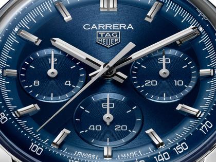 TAG Heuer Carrera Chronograph Automatik Edelstahl 41mm blaues Zifferblatt Metallband – Herrenuhren Chronograph aus Edelstahl. Das Gehäuse ist rund und silber. Das Edelstahlarmband ist silber. Das Zifferblatt ist ein Index in blau. – Ansicht 5