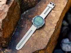 Garmin Fenix 9 faserverstärktes Polymer 43mm digitales Display graues Silikonband – Herrenuhren Uhr Multifunktion aus Kautschuk, Kunststoff und Titan. Das Gehäuse ist rund und grau. Das Kautschuk / Kunststoff / Silikon Armband ist grau. Das Zifferblatt ist digital und schwarz. – Ansicht 7