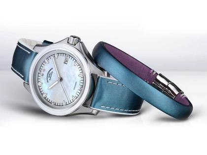 Mühle Glashütte Promare Lady Datum Summer Special Automatik Edelstahl 39mm Perlmutt-Zifferblatt türkises Lederband – Damenuhren Uhr mit Datum aus Edelstahl und Keramik. Das Gehäuse ist rund und silber. Das Lederarmband ist blau. Das Zifferblatt ist ein Index in weiß.