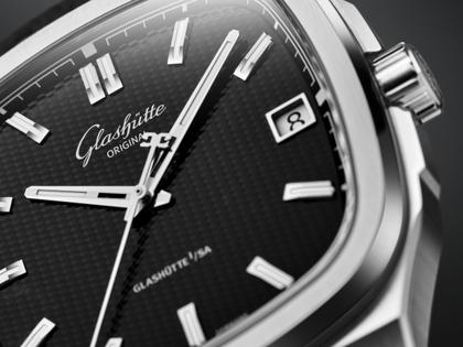 Glashütte Original Seventies Vintage Kollektion Vinyl Record Limited Edition Automatik Edelstahl 39x39mm schwarzes Zifferblatt Metallband und schwarzes Kautschukband – Herrenuhren Uhr mit Datum aus 750 Weißgold, Edelstahl und Kautschuk. Das Gehäuse ist quadratisch und silber. Das Edelstahlarmband ist silber. Das Zifferblatt ist ein Index in schwarz. – Ansicht 6