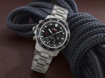 Sinn Spezialuhren EZM 13.1 Einsatzzeitmesser Taucherchronograph Automatik Edelstahl 41mm schwarzes Zifferblatt schwarzes Lederband – Herrenuhren Chronograph aus Edelstahl und Leder. Das Gehäuse ist rund und silber. Das Lederarmband ist schwarz. Das Zifferblatt ist ein Index in schwarz. – Ansicht 4