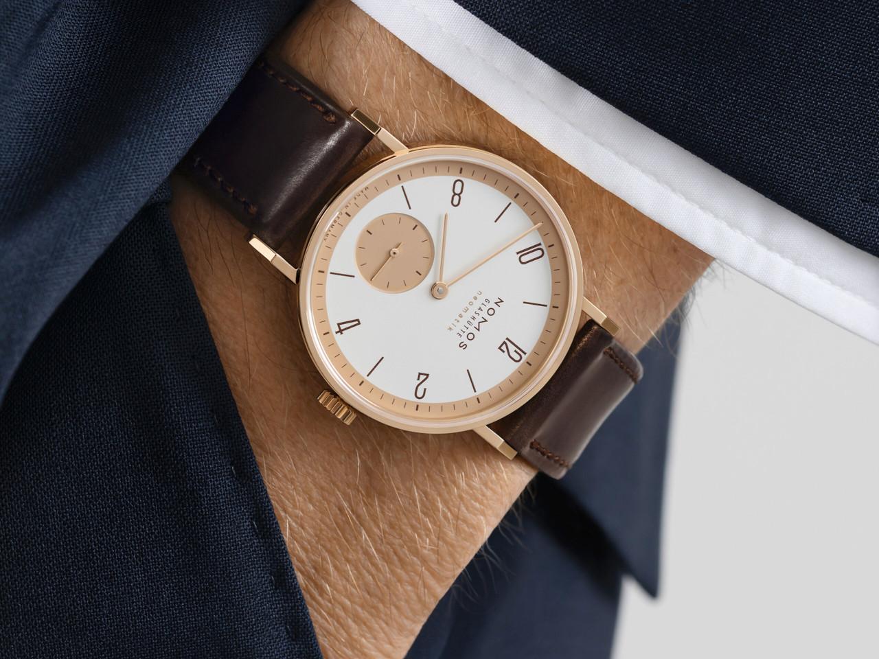 Nomos Glashütte Tangente Roségold neomatik 175 Years of Watchmaking Glashütte Automatik 35mm weißes Zifferblatt braunes Lederband – Damenuhren Uhr ohne Datum aus 750 Rotgold. Das Gehäuse ist rund und roségold. Das Lederarmband ist braun. Das Zifferblatt ist arabisch Index und silber. – Ansicht 4