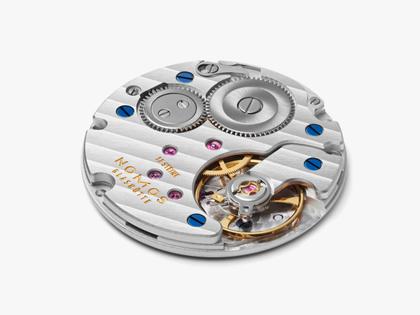 Nomos Glashütte Tetra Die Unerreichbare Handaufzug Edelstahl 29mm silberfarbenes Zifferblatt graues Veloursband Glasboden – Damenuhren Uhr ohne Datum aus Edelstahl und Leder. Das Gehäuse ist quadratisch und silber. Das Lederarmband ist grau. Das Zifferblatt ist arabisch Index und silber. – Ansicht 6