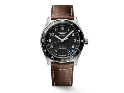 Longines Spirit Zulu Time Automatik Edelstahl 42mm mattschwarzes Zifferblatt braunes Lederband – Herrenuhren Uhr mit Datum aus Edelstahl, Keramik und Leder. Das Gehäuse ist rund und silber. Das Lederarmband ist braun. Das Zifferblatt ist arabisch und schwarz.