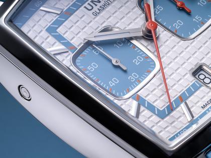 Union Glashütte Averin Chronograph Automatik Edelstahl 41mm weißes Zifferblatt blaues Kautschukband und blaues Lederband – Herrenuhren Chronograph aus Edelstahl, Kautschuk und Leder. Das Gehäuse ist quadratisch und silber. Das Lederarmband ist blau. Das Zifferblatt ist ein Index in weiß. – Ansicht 4