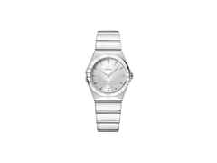 Omega Constellation Quarz Edelstahl  poliert 28mm silbernes Zifferblatt Metallband – Damenuhren Uhr ohne Datum aus Edelstahl. Das Gehäuse ist rund und silber. Das Edelstahlarmband ist silber. Das Zifferblatt ist ein Index in silber.