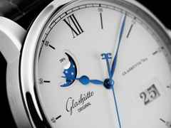 Glashütte Original Senator Excellence Panoramadatum Mondphase Automatik Edelstahl 40mm silberfarbenes Zifferblatt schwarzes Lederband – Herrenuhren Uhr mit Datum aus Edelstahl. Das Gehäuse ist rund und silber. Das Lederarmband Kroko / Alligator ist schwarz. Das Zifferblatt ist römisch Index und silber. – Ansicht 2