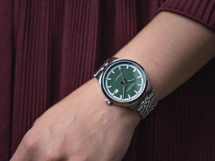 Bruno Söhnle Glashütte Turin Automatik Edelstahl 39,5mm dunkelgrünes Zifferblatt Metallband – Herrenuhren Uhr mit Datum aus Edelstahl. Das Gehäuse ist rund und silber. Das Edelstahlarmband ist silber. Das Zifferblatt ist ein Index in grün. – Ansicht 5
