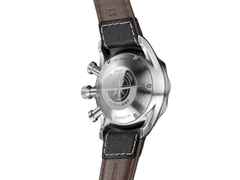 Junghans Meister Pilot Automatic Edelstahl 43mm schwarzes Zifferblatt braunes Lederband – Herrenuhren Chronograph aus Edelstahl. Das Gehäuse ist rund und silber. Das Lederarmband ist braun. Das Zifferblatt ist arabisch Index und schwarz. – Ansicht 3