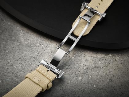 Glashütte Original Senator Chronograph Automatik Edelstahl 41mm weißes Zifferblatt beiges Textilband – Herrenuhren Chronograph aus Edelstahl. Das Gehäuse ist rund und silber. Das Textilarmband ist beige. Das Zifferblatt ist römisch Index und silber. – Ansicht 4