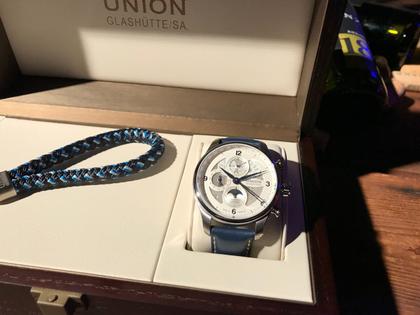 Union Glashütte Belisar Chronograph Mondphase Sachsen Classic 2019 Limited Edition Automatik Edelstahl 44mm weißes Zifferblatt blaues Lederband – Herrenuhren Chronograph aus Edelstahl. Das Gehäuse ist rund und silber. Das Lederarmband ist blau. Das Zifferblatt ist arabisch Index und weiß. – Ansicht 2