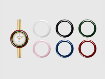 Gucci Play Quarz Edelstahl Gelbgold-PVD 28mm weißes Zifferblatt goldfarbene Armspange – Damenuhren Uhr ohne Datum aus Edelstahl, Keramik und PVD beschichtet. Das Gehäuse ist rund und gelbgold. Das Edelstahlarmband ist gelbgold. Das Zifferblatt ist ein Index in weiß. – Ansicht 4