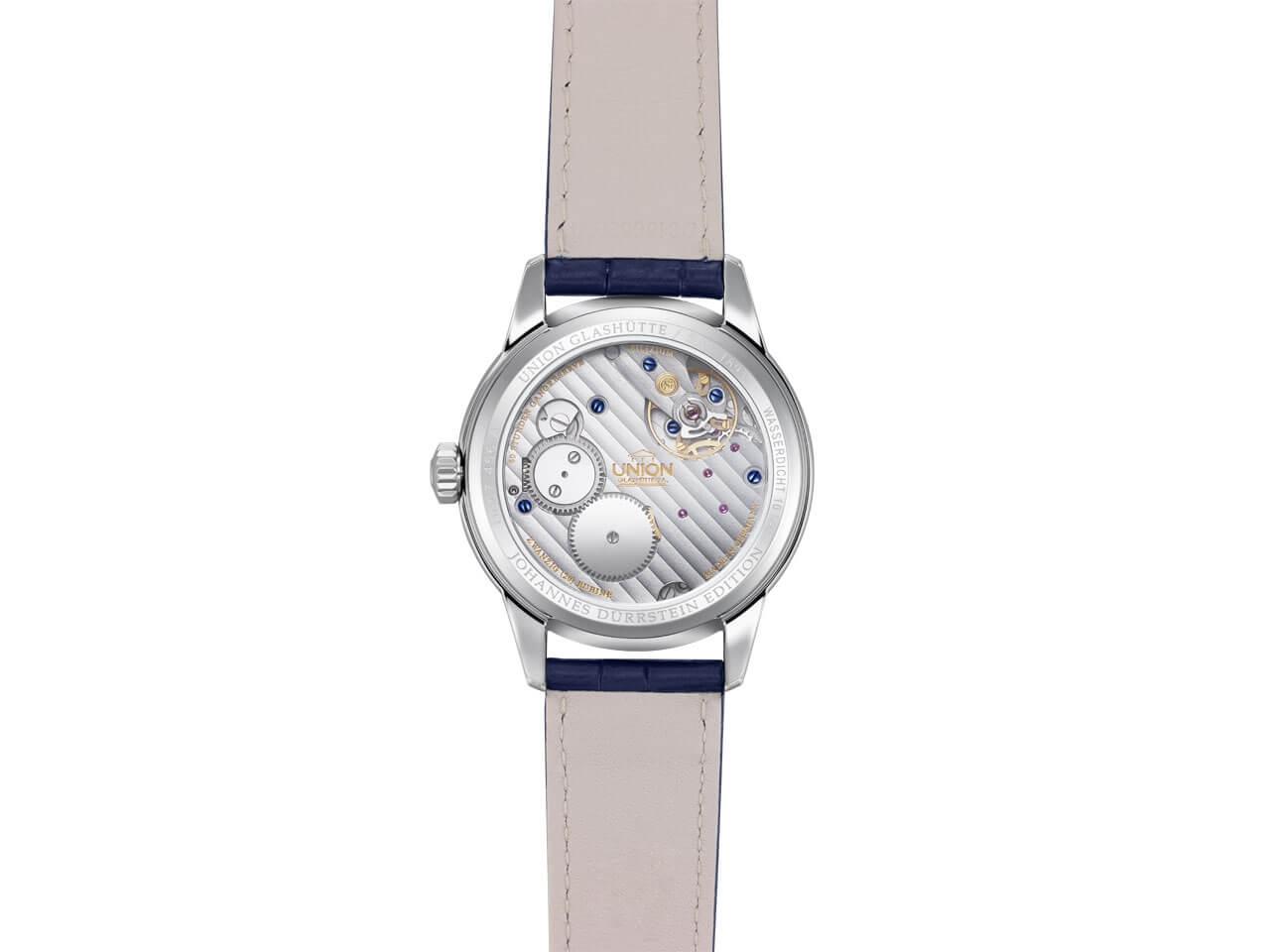 Union Glashütte 1893 Johannes Dürrstein Edition Gangreserve Handaufzug Edelstahl 41mm graues Zifferblatt blaues Lederband – Herrenuhren Uhr mit Datum aus Edelstahl und Leder. Das Gehäuse ist rund und silber. Das Lederarmband ist blau. Das Zifferblatt ist arabisch und grau. – Ansicht 7