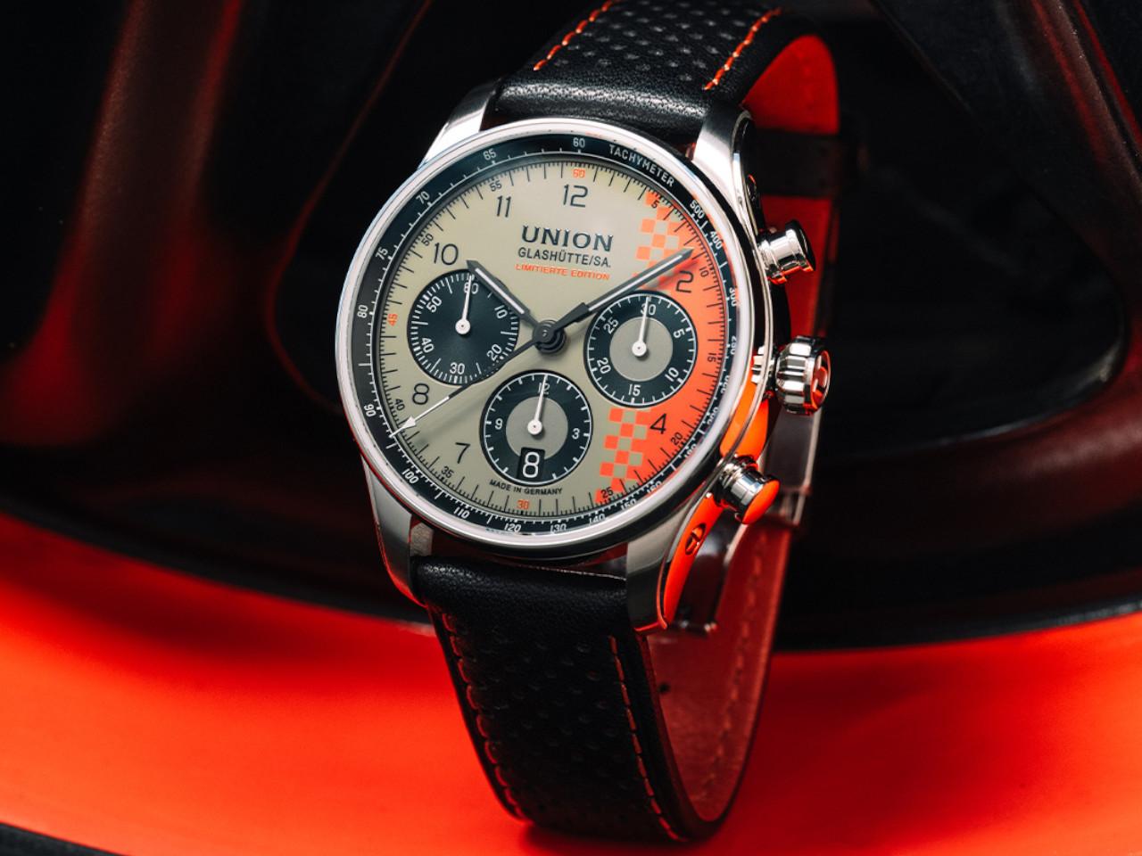 Union Glashütte Belisar Chronograph Speedster 2026 Limited Edition Automatik Edelstahl 40mm beiges Zifferblatt schwarzes Lederband Metallband – Herrenuhren Chronograph aus Edelstahl und Leder. Das Gehäuse ist rund und silber. Das Lederarmband ist schwarz. Das Zifferblatt ist arabisch Index und beige. – Ansicht 5
