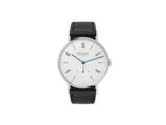 Nomos Glashütte Tangente 38 Handaufzug Edelstahl 38mm weißes Zifferblatt schwarzes Lederband Stahlboden – Herrenuhren Uhr ohne Datum aus Edelstahl und Leder. Das Gehäuse ist rund und silber. Das Lederarmband ist schwarz. Das Zifferblatt ist arabisch Index und weiß.
