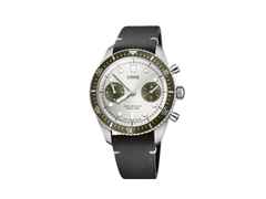 Oris Divers Sixty-Five Chronograph Automatik Edelstahl 40mm silberfarbenes Zifferblatt schwarzes Lederband – Herrenuhren Chronograph aus Edelstahl, Keramik und Leder. Das Gehäuse ist rund und silber. Das Lederarmband ist schwarz. Das Zifferblatt ist ein Index in silber.