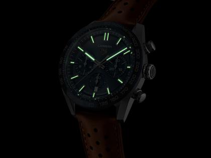 TAG Heuer Carrera Chronograph Automatik Edelstahl 44mm blaues Zifferblatt braunes Lederband – Herrenuhren Chronograph aus Edelstahl und Keramik. Das Gehäuse ist rund und silber. Das Lederarmband ist braun. Das Zifferblatt ist ein Index in blau. – Ansicht 5