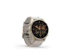 Garmin fenix 8 43mm AMOLED faserverstärktes Polymer Edelstahl softgold beschichtet kalksteinfarbenes Lederband – Damenuhren Uhr Multifunktion aus DLC beschichtet und Edelstahl. Das Gehäuse ist rund und beige. Das Lederarmband ist beige. Das Zifferblatt ist digital und schwarz. – Ansicht 7