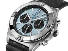 Breitling Chronomat B01 42 Automatik Edelstahl Platin eisblaues Zifferblatt schwarzes Kautschukband – Herrenuhren Chronograph aus 950 Platin und Edelstahl. Das Gehäuse ist rund und silber. Das Kautschuk / Kunststoff / Silikon Armband ist schwarz. Das Zifferblatt ist ein Index in blau. – Ansicht 2
