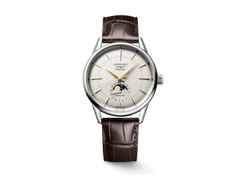 Longines Flagship Heritage Automatik Edelstahl 38,5mm beiges Zifferblatt braunes Lederband – Herrenuhren Uhr mit Datum aus Edelstahl, Leder und vergoldet. Das Gehäuse ist rund und silber. Das Lederarmband Kroko / Alligator ist braun. Das Zifferblatt ist ein Index in silber.