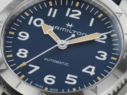 Hamilton Khaki Field Expedition Automatik Edelstahl 41mm blaues Zifferblatt blaues Textilband – Herrenuhren Uhr ohne Datum aus Edelstahl. Das Gehäuse ist rund und silber. Das Textilarmband ist blau. Das Zifferblatt ist ein Index in blau. – Ansicht 4