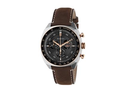 Gucci Interlocking Chronograph Quarz Edelstahl 41mm schwarzes Zifferblatt braunes Lederband YA142335 – Herrenuhren Chronograph aus Edelstahl und Keramik. Das Gehäuse ist rund und silber. Das Lederarmband ist braun. Das Zifferblatt ist arabisch Index und schwarz.