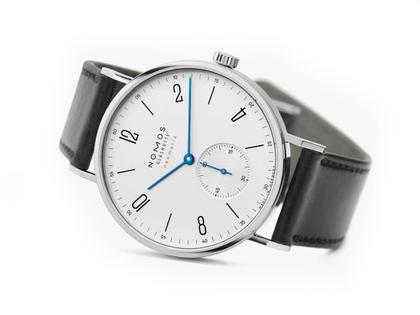 Nomos Glashütte Tangente 39 neomatik Automatik Edelstahl 39mm weißes Zifferblatt schwarzes Lederband – Herrenuhren Uhr ohne Datum aus Edelstahl. Das Gehäuse ist rund und silber. Das Lederarmband ist schwarz. Das Zifferblatt ist arabisch Index und weiß. – Ansicht 5