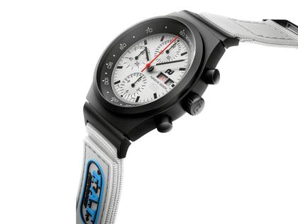 Porsche Design Chronograph 1 - F.A.T. 2025 Edition – Herrenuhren Chronograph aus Titan und Titancarbid beschichtet. Das Gehäuse ist rund und schwarz. Das Titanarmband ist schwarz. Das Zifferblatt ist ein Index in weiß. – Ansicht 3