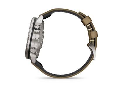 Garmin MARQ Adventurer Gen 2 Damascus Steel Edition digital Damaszenerstahl 46mm braunes Lederband – Herrenuhren Uhr Multifunktion aus Damaststahl. Das Gehäuse ist rund und silber. Das Lederarmband ist braun. Der Zifferblatt ist digital. – Ansicht 3