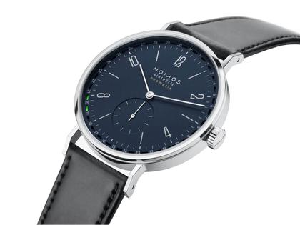 Nomos Glashütte Tangente 41 neomatik Update Nachtblau Automatik Edelstahl 40mm blaues Zifferblatt schwarzes Lederband – Herrenuhren Uhr mit Datum aus Edelstahl. Das Gehäuse ist rund und silber. Das Lederarmband ist schwarz. Das Zifferblatt ist arabisch Index und blau. – Ansicht 2