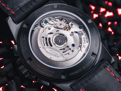 Mühle Glashütte Sportivo Power Chronograph First Edition Automatik Edelstahl Schwarz-IP 42,5mm schwarzes Zifferblatt schwarzes Leder-Kautschukband limitiert – Herrenuhren Chronograph aus Edelstahl, IP beschichtet, Keramik und Leder. Das Gehäuse ist rund und schwarz. Das Lederarmband ist schwarz. Das Zifferblatt ist ein Index in schwarz. – Ansicht 6