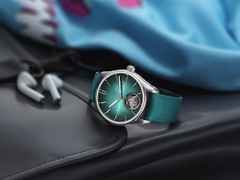 H. Moser & Cie. Pioneer Tourbillon Fumé Blue Lagoon Automatik Edelstahl 42,8mm türkises Zifferblatt türkises Textilband – Herrenuhren Uhr ohne Datum aus Edelstahl. Das Gehäuse ist rund und silber. Das Lederarmband Kroko / Alligator ist grün. Das Zifferblatt ist ein Index in grün. – Ansicht 2