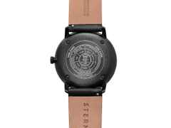 Sternglas Naos Edition Bauhaus III Quarz Edelstahl Schwarz-PVD 38mm weißes Zifferblatt graues Lederband – Herrenuhren Uhr mit Datum aus Edelstahl, Leder und PVD beschichtet. Das Gehäuse ist rund und schwarz. Das Lederarmband ist grau. Das Zifferblatt ist arabisch Index und weiß. – Ansicht 3