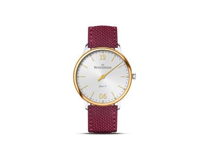 MeisterSinger Yaara Quarz Edelstahl 36mm silbernes Zifferblatt rotes Textilband – Damenuhren Uhr ohne Datum aus Edelstahl und PVD beschichtet. Das Gehäuse ist rund und silber. Das Textilarmband ist rot. Das Zifferblatt ist arabisch Index und silber.